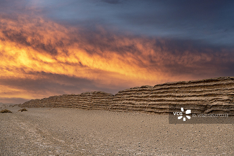 夕阳下的中国玉门关汉长城遗址图片素材