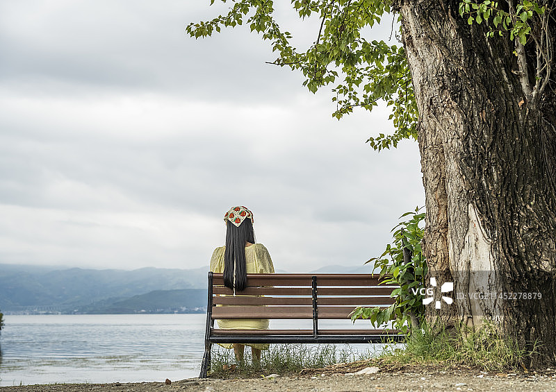 安静坐在椅子看大海图片素材
