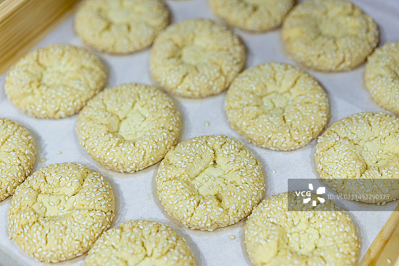 烘焙店里排成一列的核桃酥特写图片素材