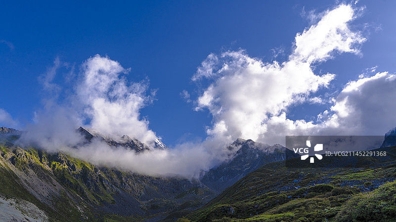 雅加埂贡嘎山国家级风景名胜区康定泸定两县的界山图片素材