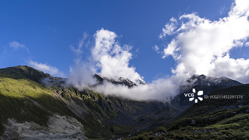 雅加埂贡嘎山国家级风景名胜区康定泸定两县的界山图片素材
