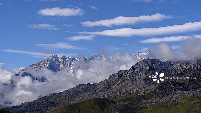 雅加埂贡嘎山国家级风景名胜区康定泸定两县的界山图片素材