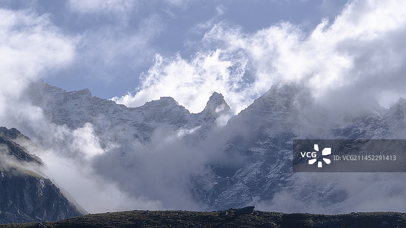 雅加埂贡嘎山国家级风景名胜区康定泸定两县的界山图片素材