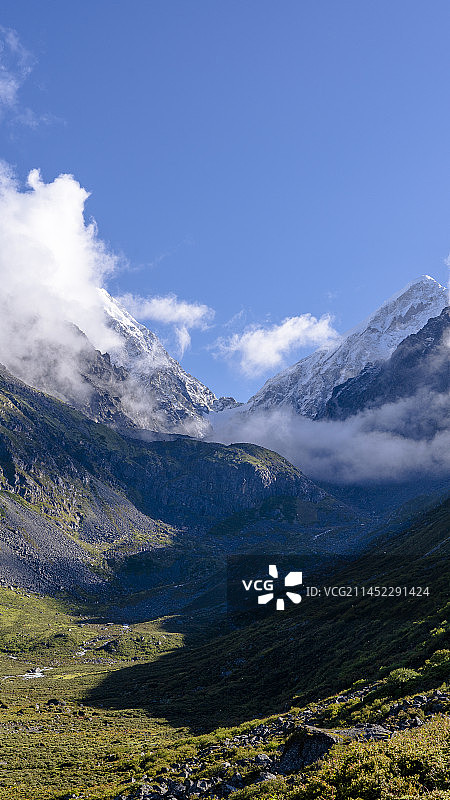 雅加埂贡嘎山国家级风景名胜区康定泸定两县的界山图片素材