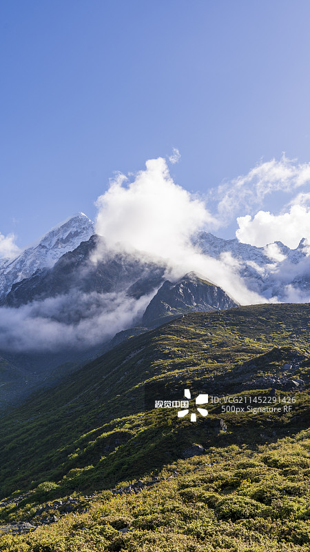 雅加埂贡嘎山国家级风景名胜区康定泸定两县的界山图片素材