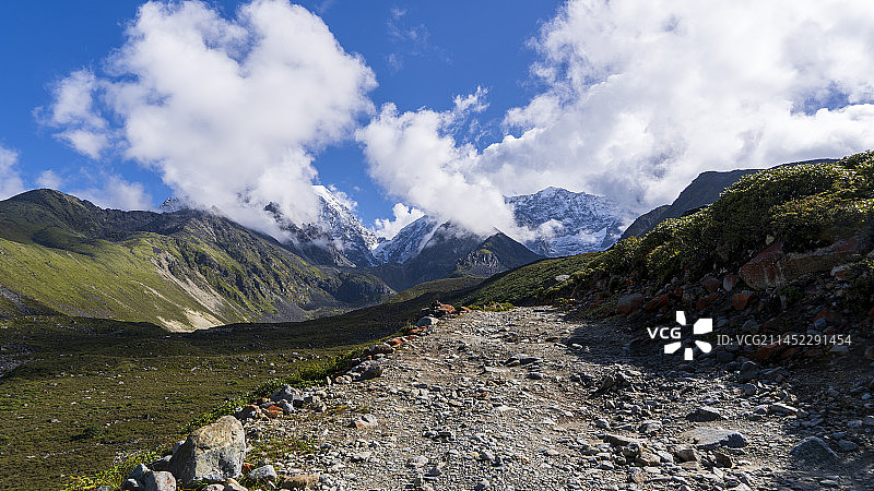 雅加埂贡嘎山国家级风景名胜区康定泸定两县的界山图片素材