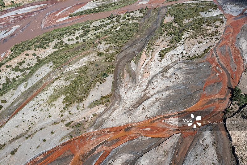 航拍新疆维吾尔自治区阿克苏拜城县克孜尔红石林景区户外风光图片素材