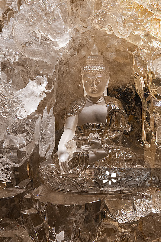 手工雕刻的天然水晶药师佛造型图片素材