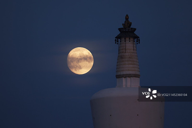 满月,夜晚,北海公园白塔图片素材