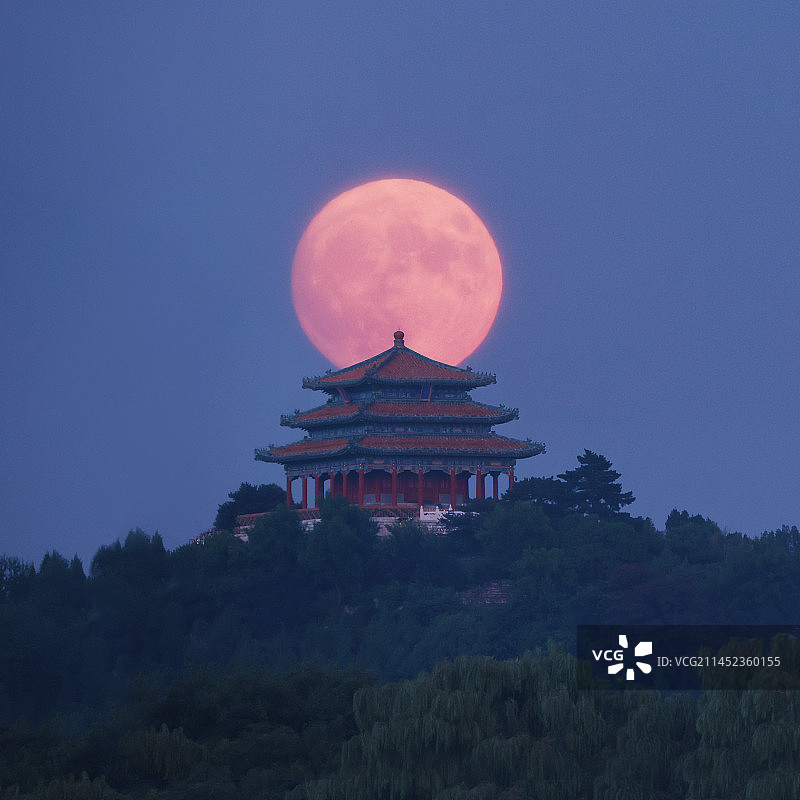 景山万春亭悬月,超大红月亮图片素材
