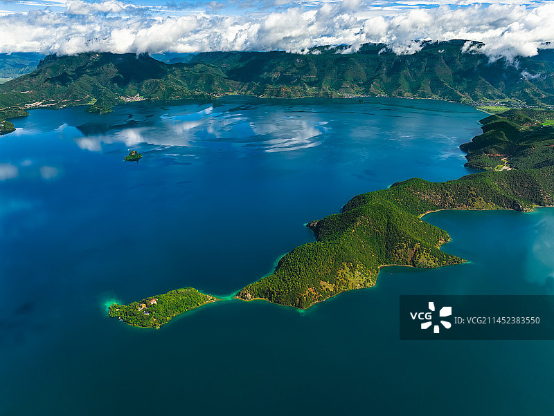 中国泸沽湖景区吐布半岛里务比岛航拍图图片素材
