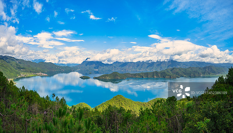 中国泸沽湖全景航拍图图片素材