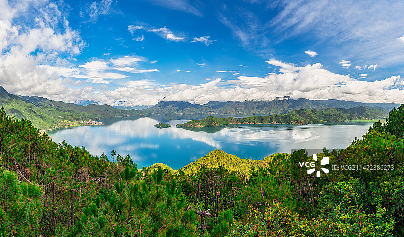 中国泸沽湖全景航拍图图片素材