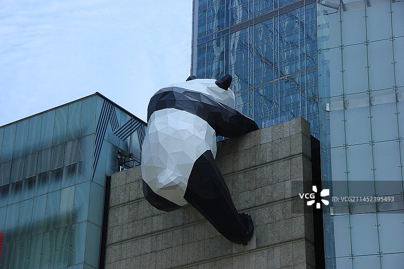 成都IFS国际金融中心的爬墙大熊猫图片素材