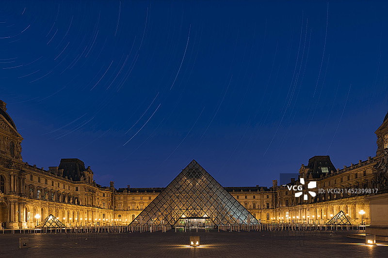 巴黎卢浮宫金字塔图片素材