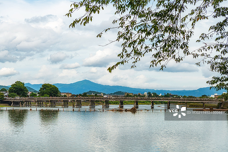 日本京都岚山渡月桥与桂河（桂川）夏季风光图片素材
