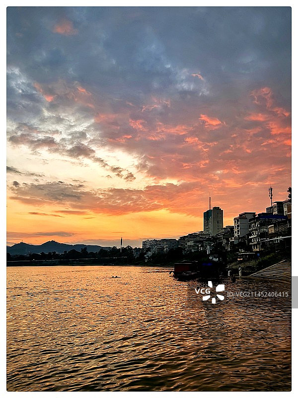 江畔小城晚霞美图片素材