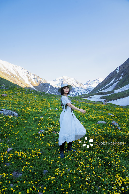 新疆伊犁地区新源县那拉提大草原风景区的最深处 雪莲谷游客写真图片素材