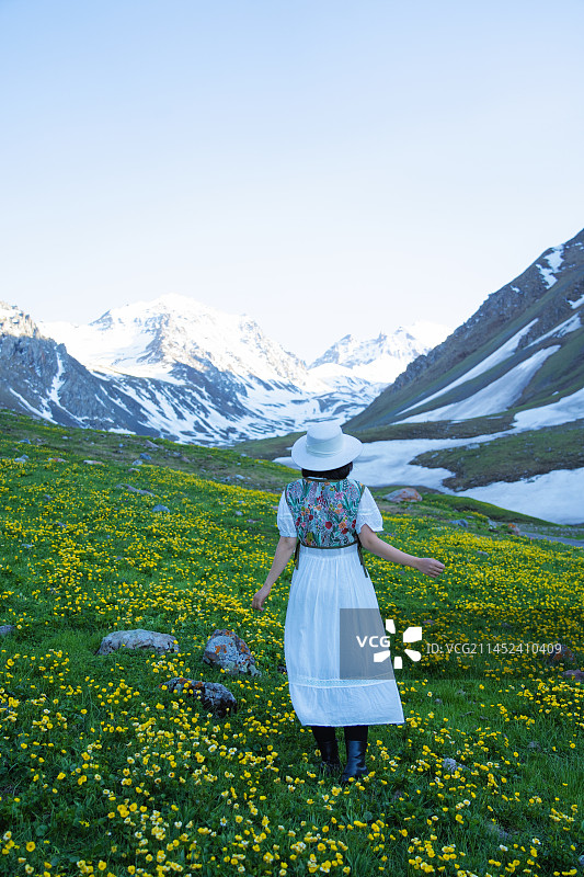 新疆伊犁地区新源县那拉提大草原风景区的最深处 雪莲谷游客写真图片素材