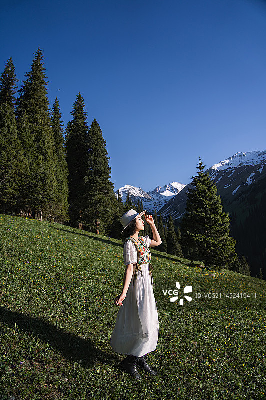 新疆伊犁地区新源县那拉提大草原风景区的最深处 雪莲谷游客写真图片素材
