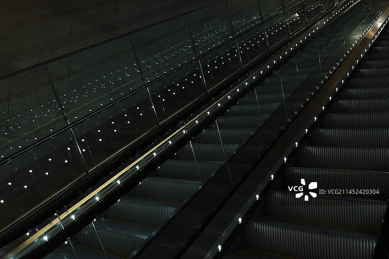 公共建筑中自动扶梯的特殊光影效果图片素材