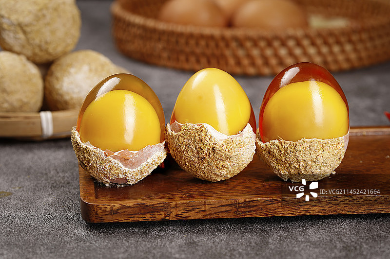 深底上的变蛋图片素材