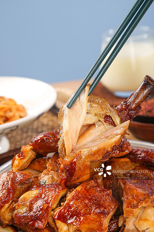 木底上的豉油鸡图片素材