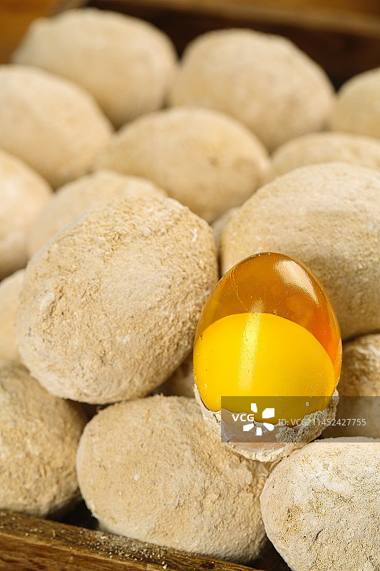 木底上的变蛋图片素材