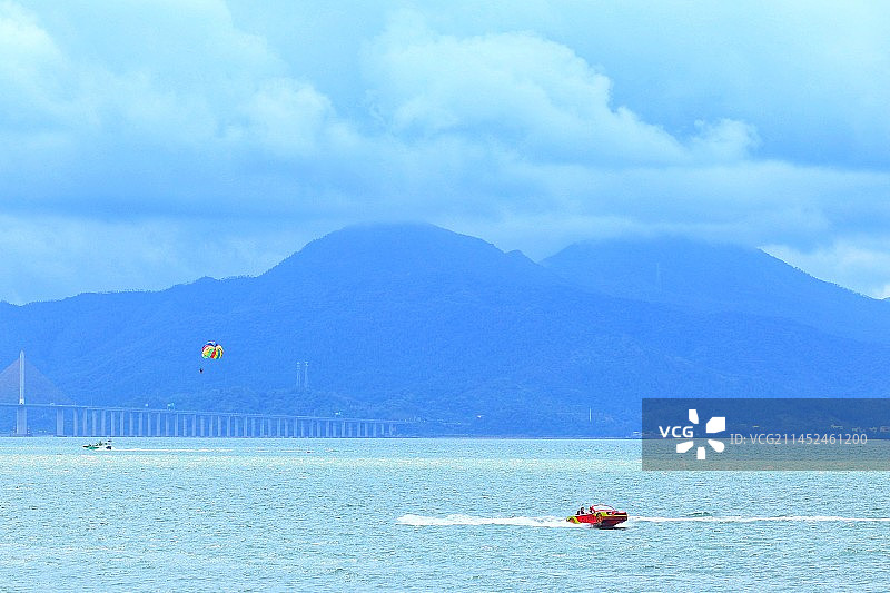 海边云雾山图片素材