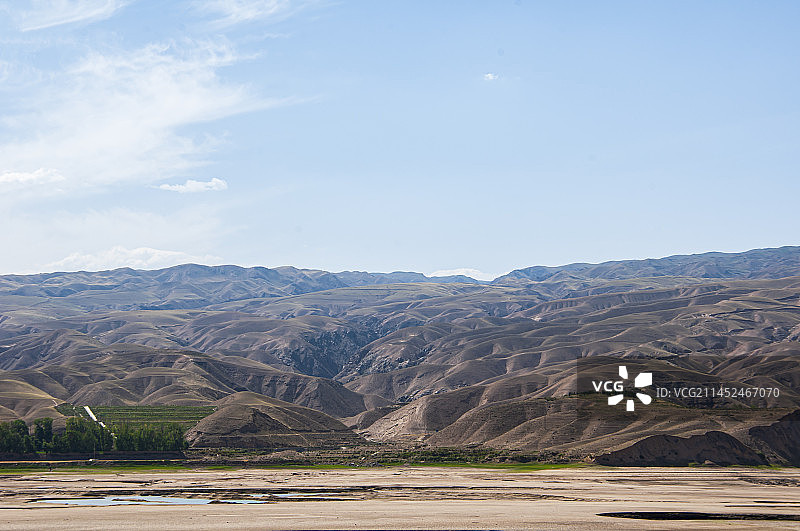 甘肃武威山村河滩风景图片素材