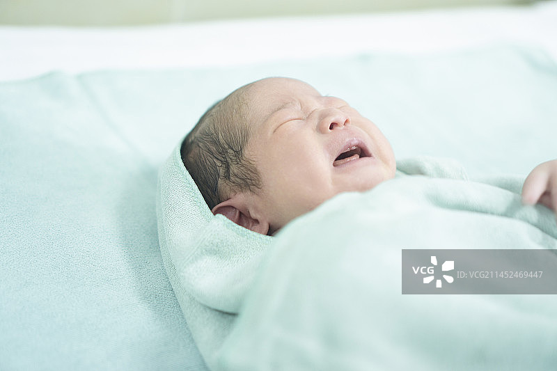 新生儿哭闹图片素材