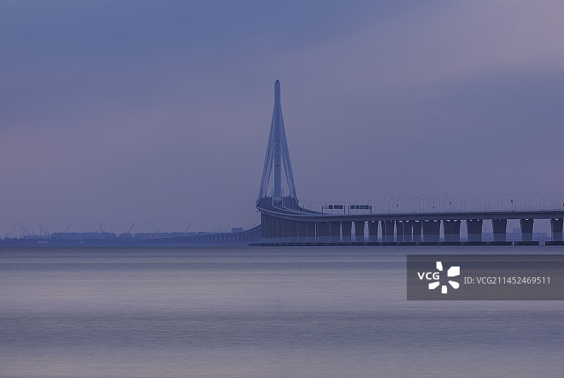 夕阳下的上海长江大桥图片素材