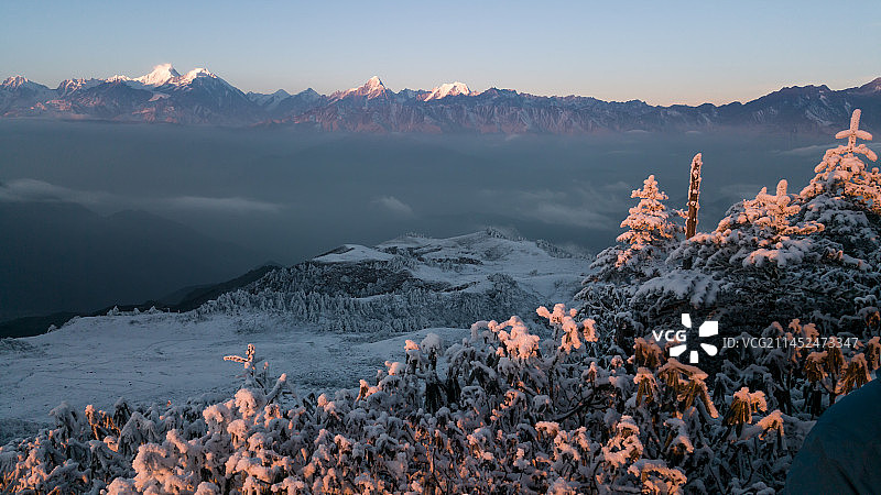 四川甘孜州泸定县华尖山牛背山冬季遥望贡嘎雪山日出云海图片素材