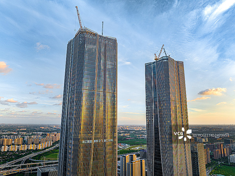 张江科学之门 张江双子塔 日落晚霞中的张江科学城 城市CBD图片素材