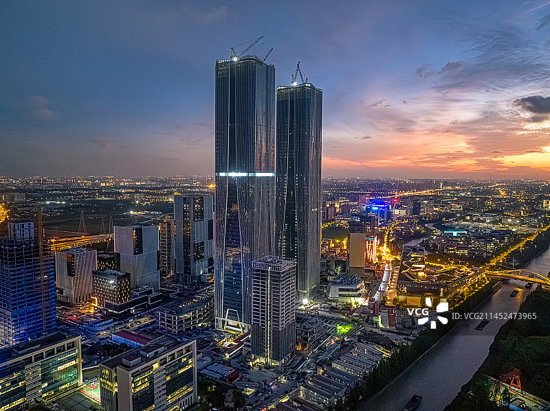 张江科学之门 张江双子塔 日落晚霞中的张江科学城 城市CBD图片素材
