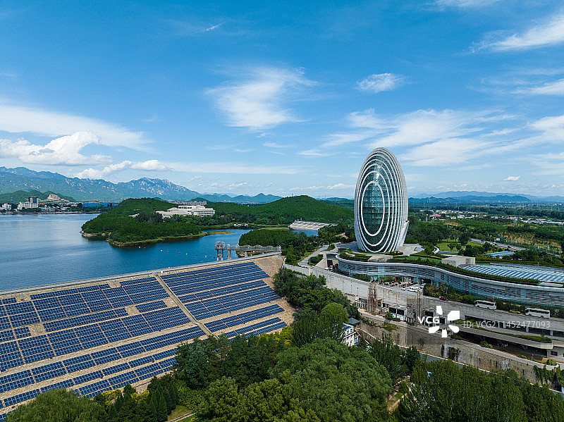 航拍蓝天白云下北京怀柔雁栖湖APEC举办地日出东方建筑图片素材