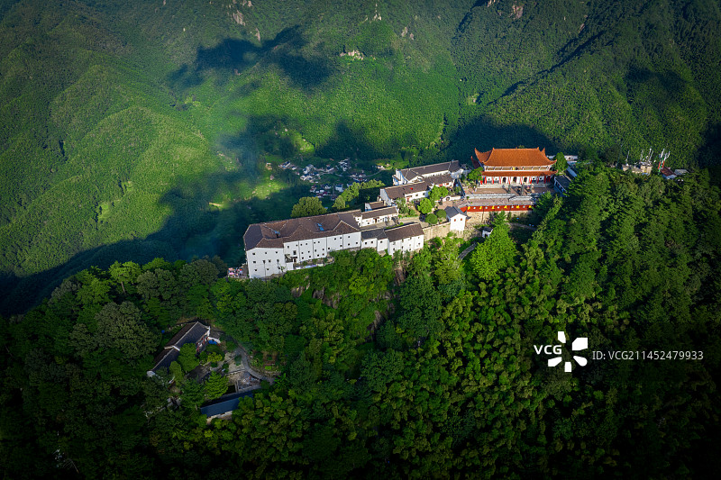 安徽省九华山风景区 天然睡佛 百岁宫 蓝天白云 山自然 建筑绿色森林图片素材