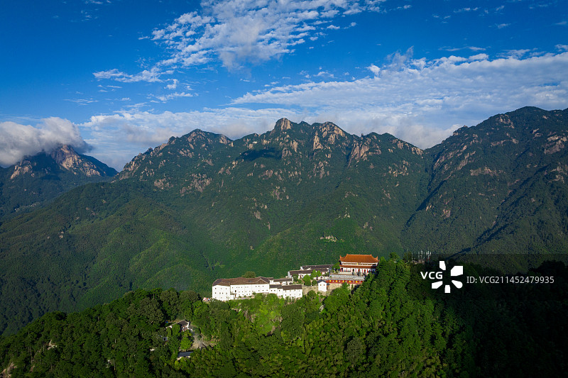 安徽省九华山风景区 天然睡佛 百岁宫 蓝天白云 山自然 建筑绿色森林图片素材