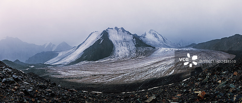 博格达峰雪天冰川碎石全景图图片素材