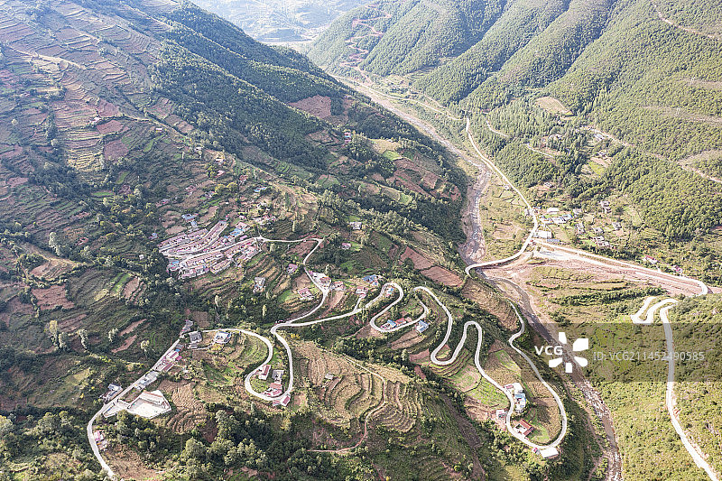 大凉山蜿蜒曲折的盘山公路图片素材