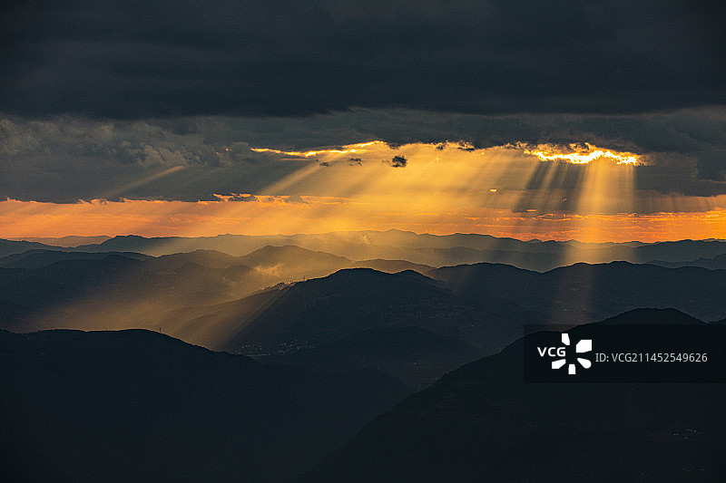 裂缝中的光图片素材