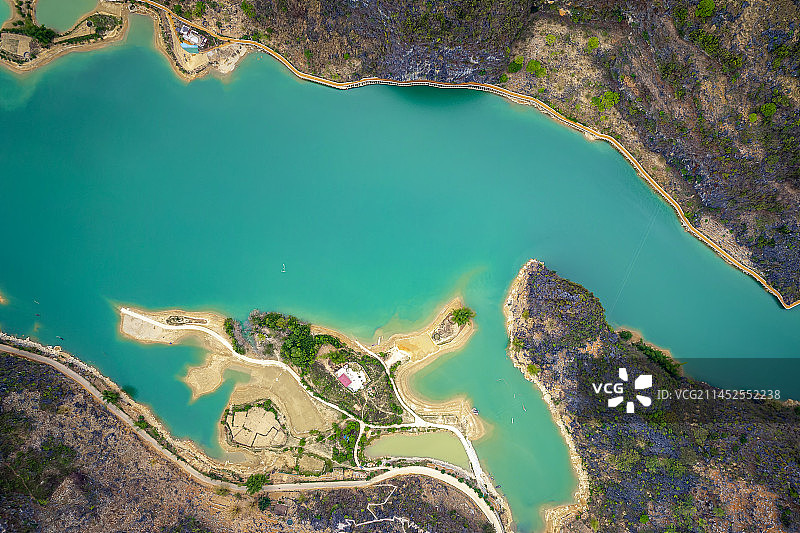 俯瞰浩坤湖的色彩图片素材