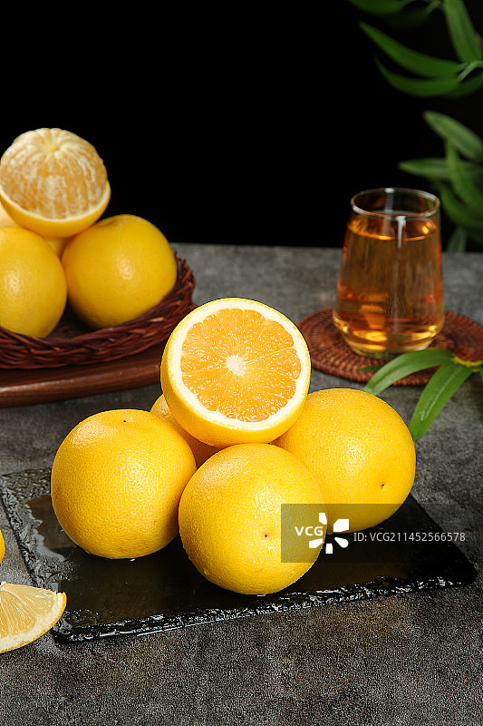 深底上的桔柚图片素材