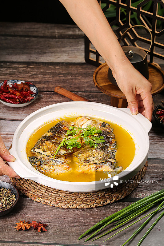 木底上的鱼头汤图片素材