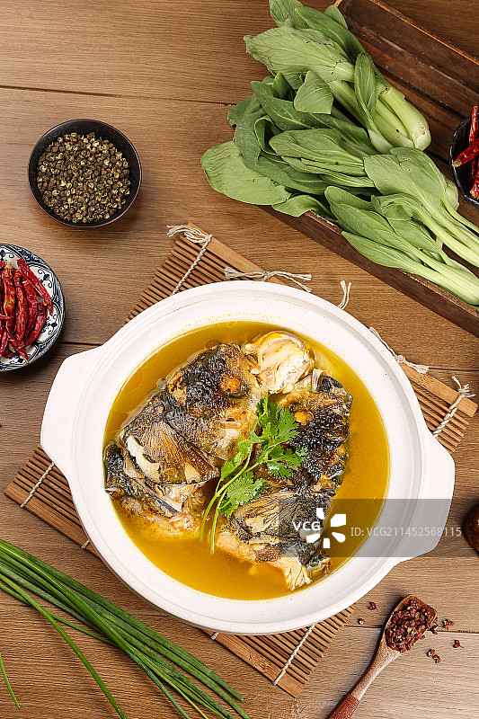 木底上的鱼头汤图片素材