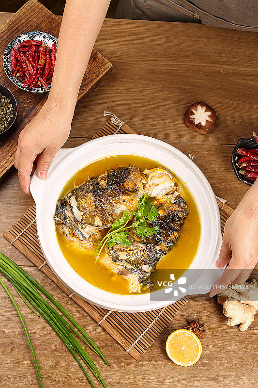 木底上的鱼头汤图片素材