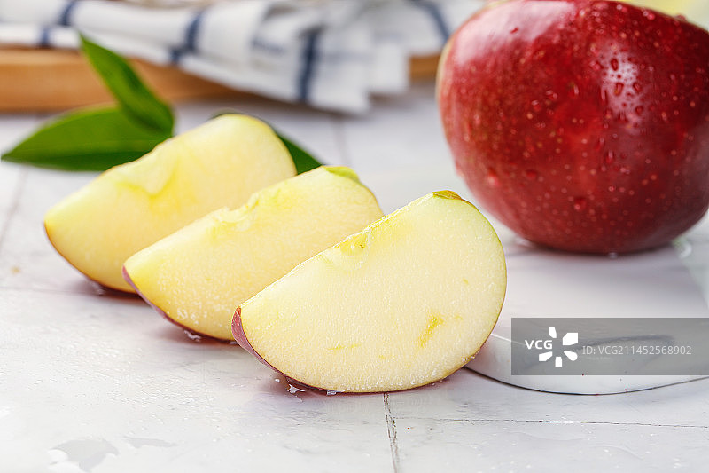 浅底上的红露苹果图片素材