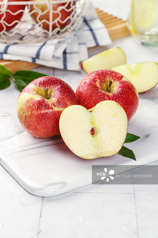 浅底上的红露苹果图片素材