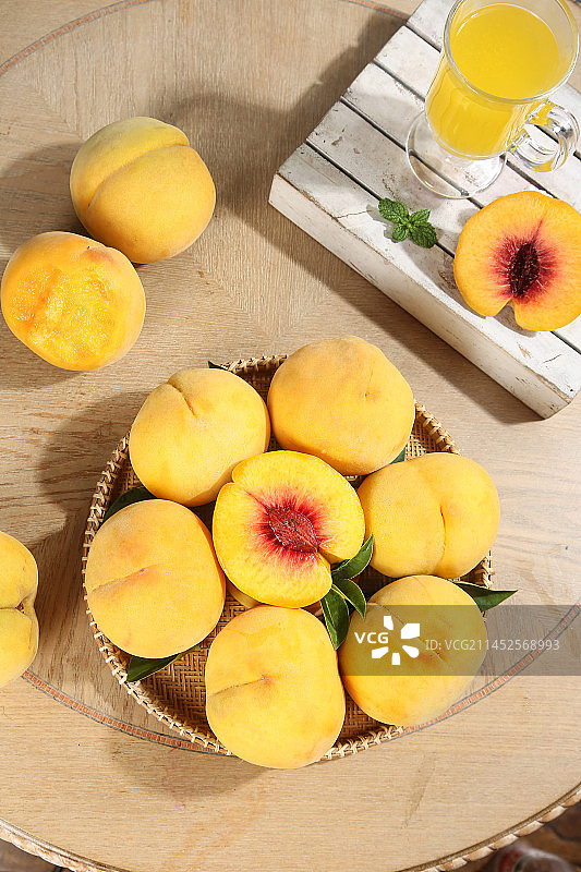 浅底上的奉贤黄桃图片素材