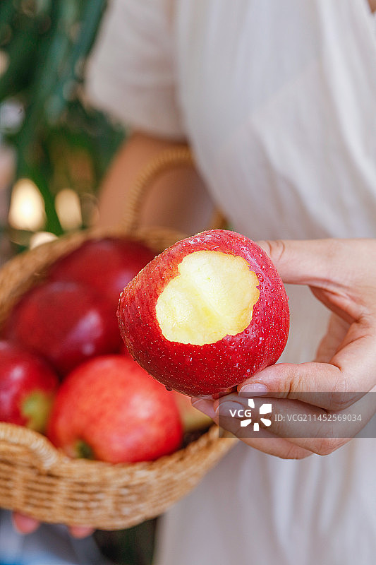 手里拿着红露苹果图片素材